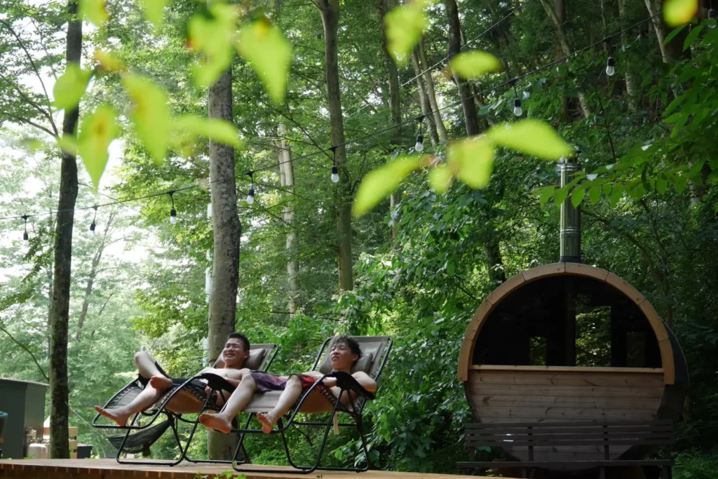 THE FIVE RIVERS FINE GLAMPING サウナ横外気浴